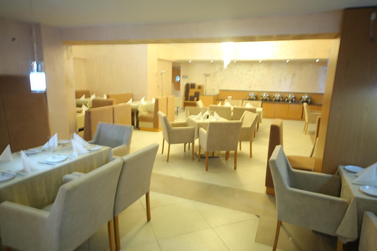 Momona Hotel Addis Abeba Buitenkant foto